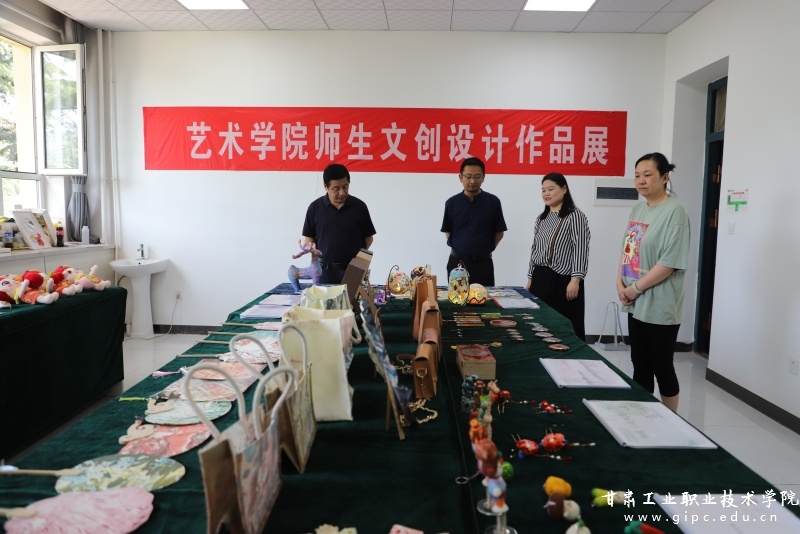 藝術學院開展“鑄牢中華民族共同體意識進校園”文創設計作品展，推動文化藝術交流